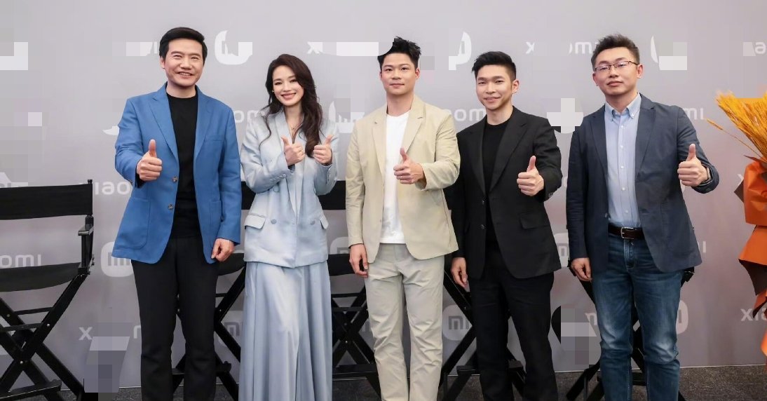 小米新SU7上市首个周末雷军现身门店讲解新SU7雷军雷总能量真大，这都来了半个车