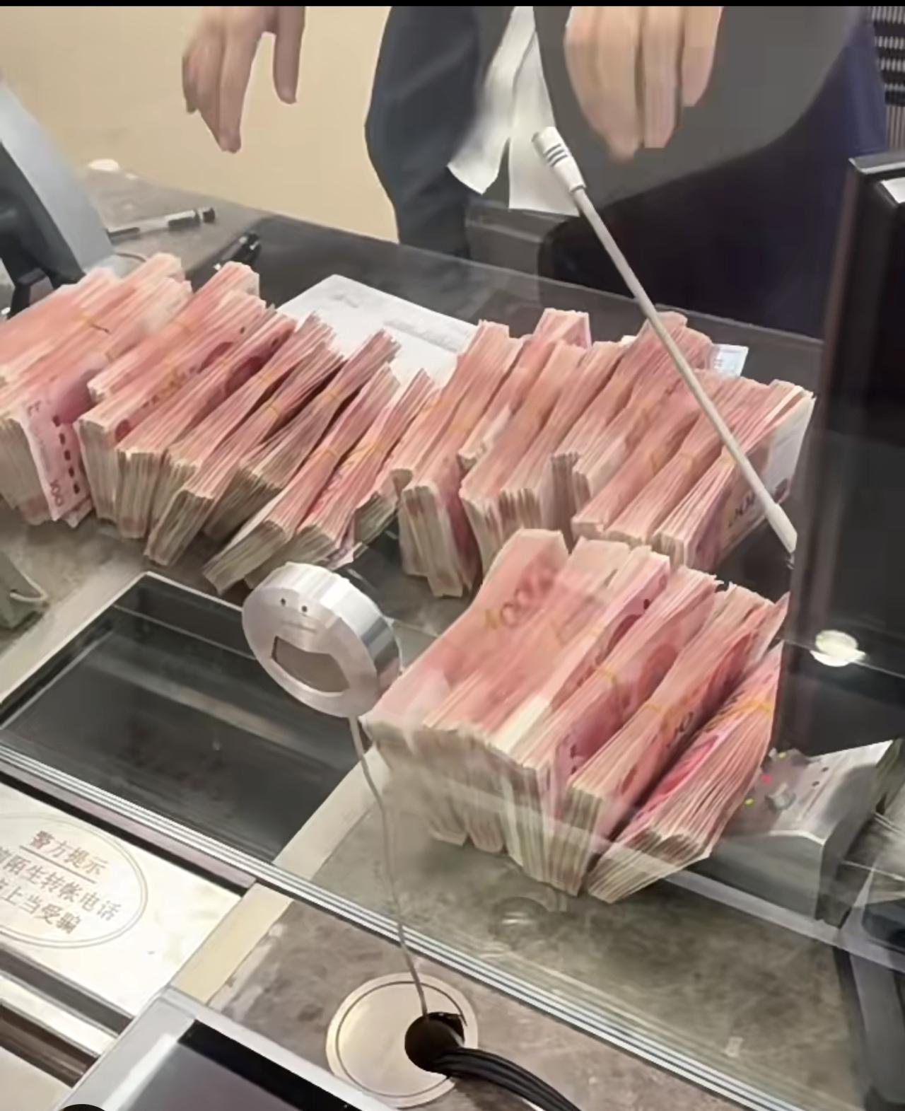 奉劝大家一句，
就今年这个行情，
但凡你有10万、20万现金，千万别想着靠投资去