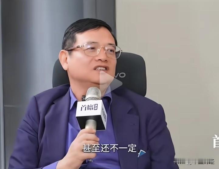 记者询问但斌：“有人辞职炒股，你觉得可行吗？”
但斌回应道：“散户最好别炒股，即