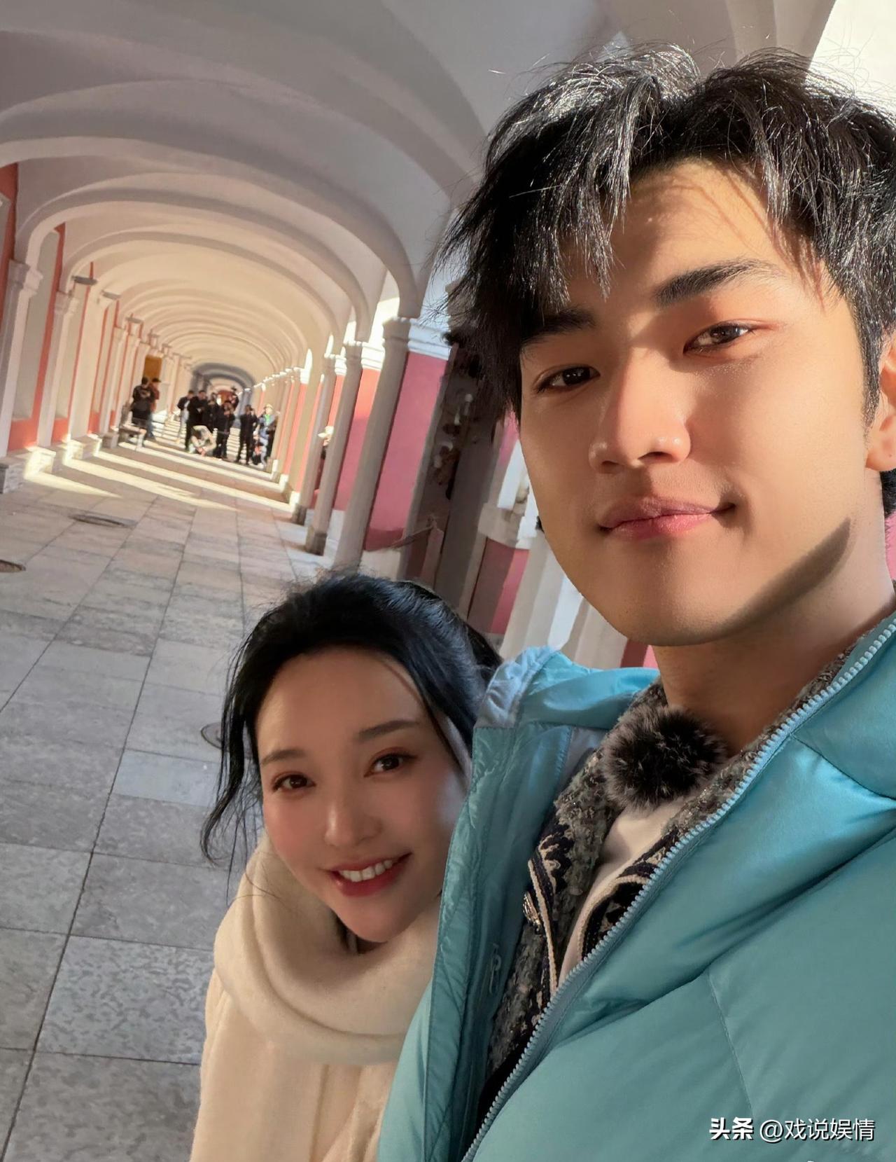 金莎与孙丞潇同游俄罗斯，晒合照庆生！
3月15日，金莎晒出一张与男友孙丞潇的合影