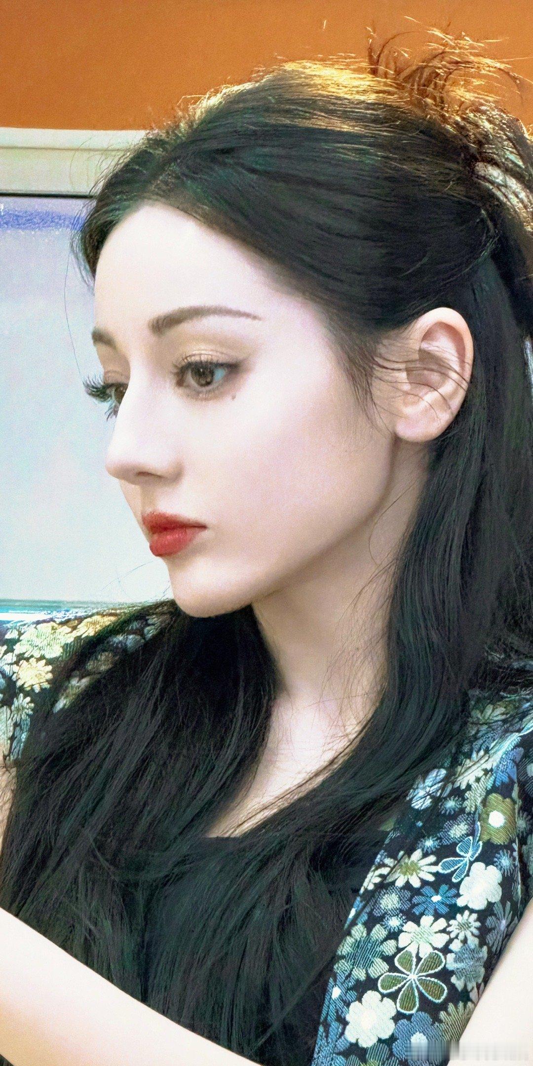 迪丽热巴的颜是不是很有攻击性 ​​​