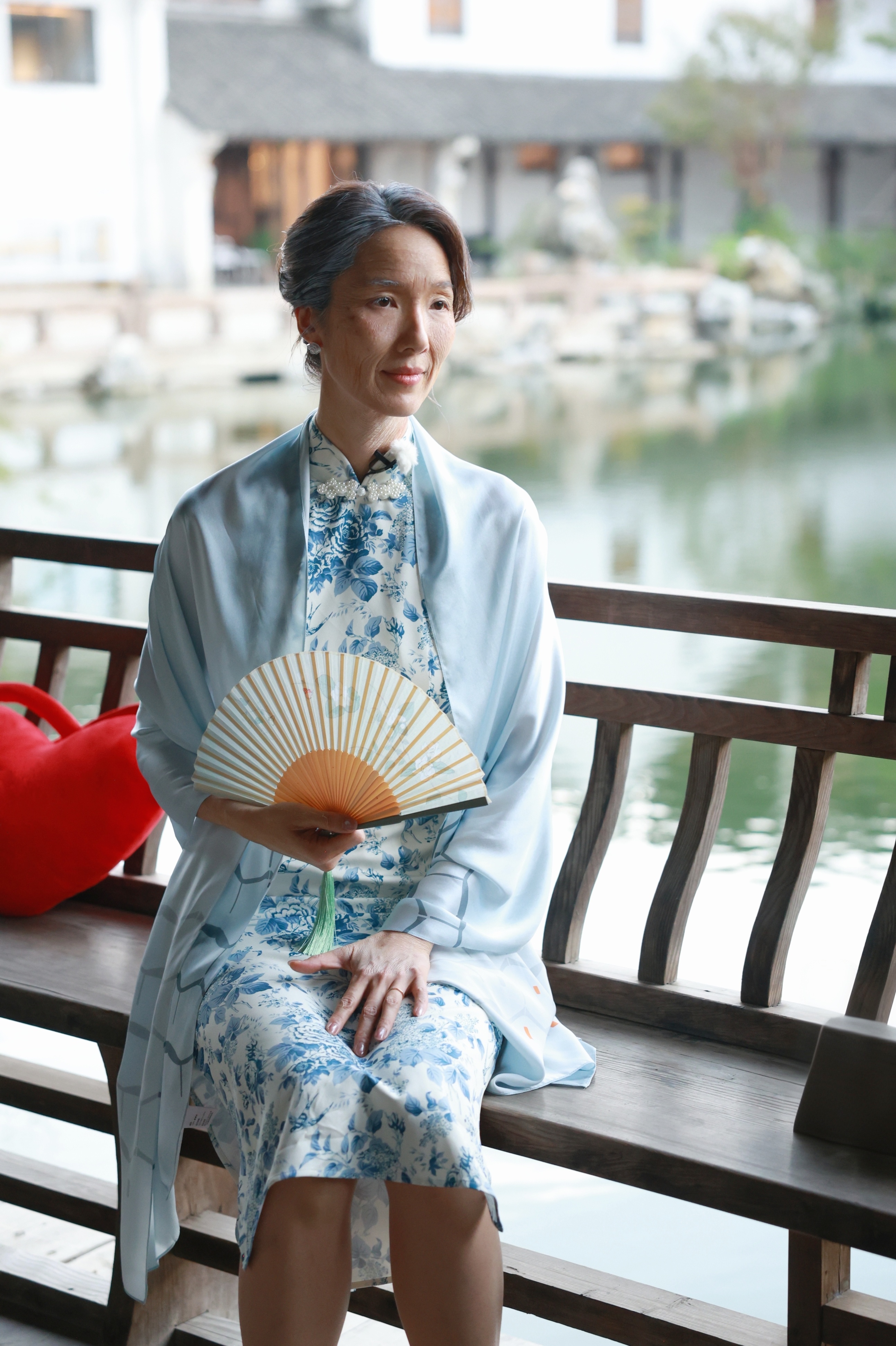 李亚男爆改花样奶奶 李亚男晒老年妆造型啦！蓝色印花旗袍配丝巾pose，温婉大气超