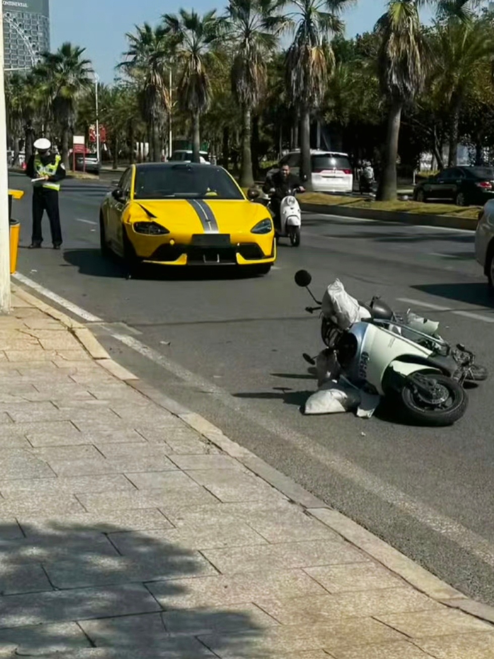 泉州交警回应小米SU7Ultra撞飞电动车一段小米SU7 Ultra行驶视频引发