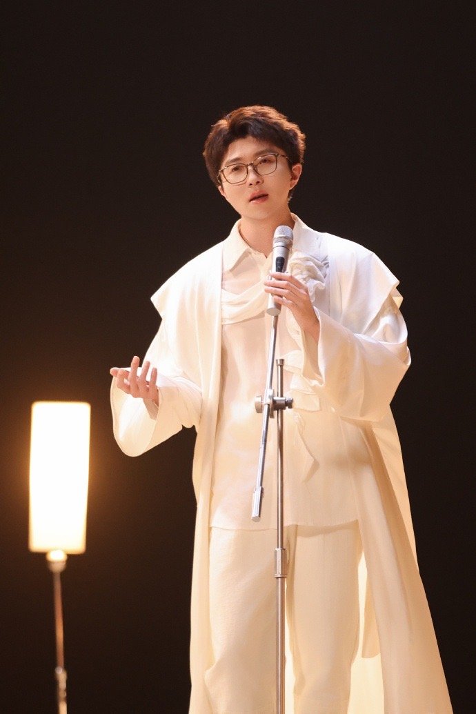 #原来毛不易的手这么好看# 谁能够等我看到毛不易新歌mv的时候有多么激动，他的这