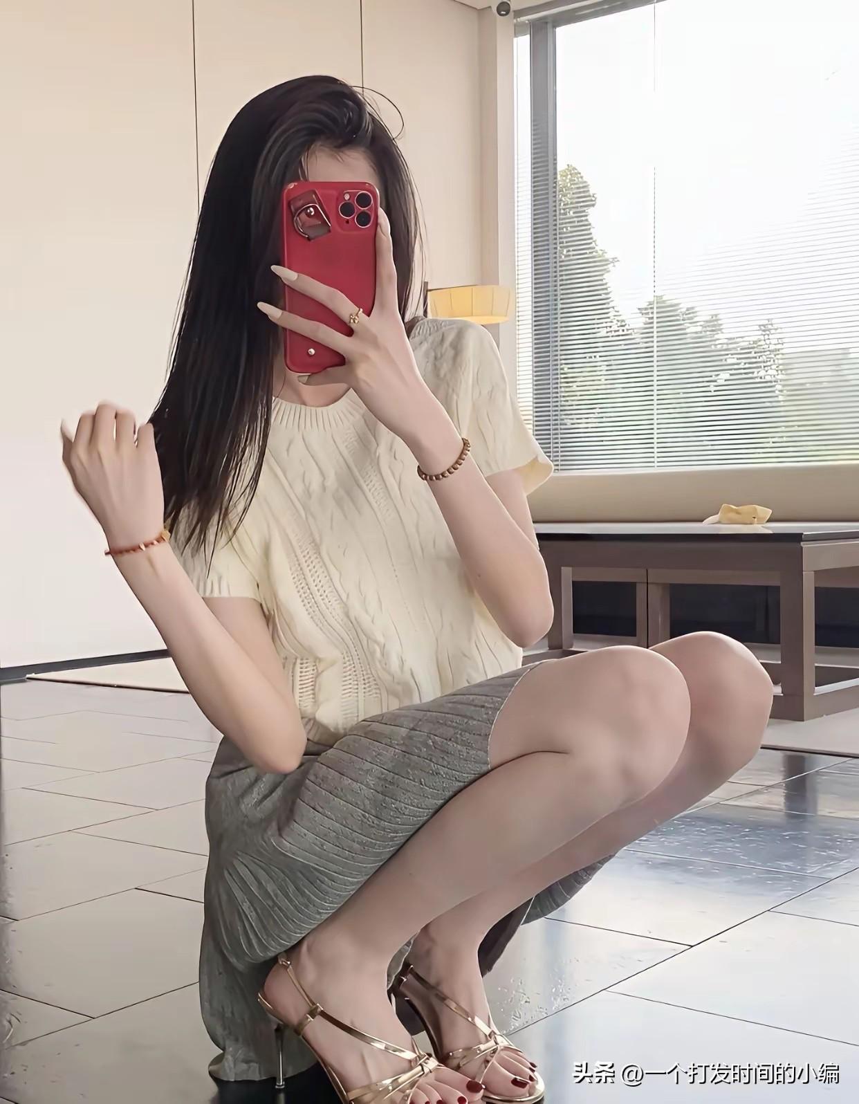 女孩试穿新鞋，坐在地上开心极了。丝袜脚臭