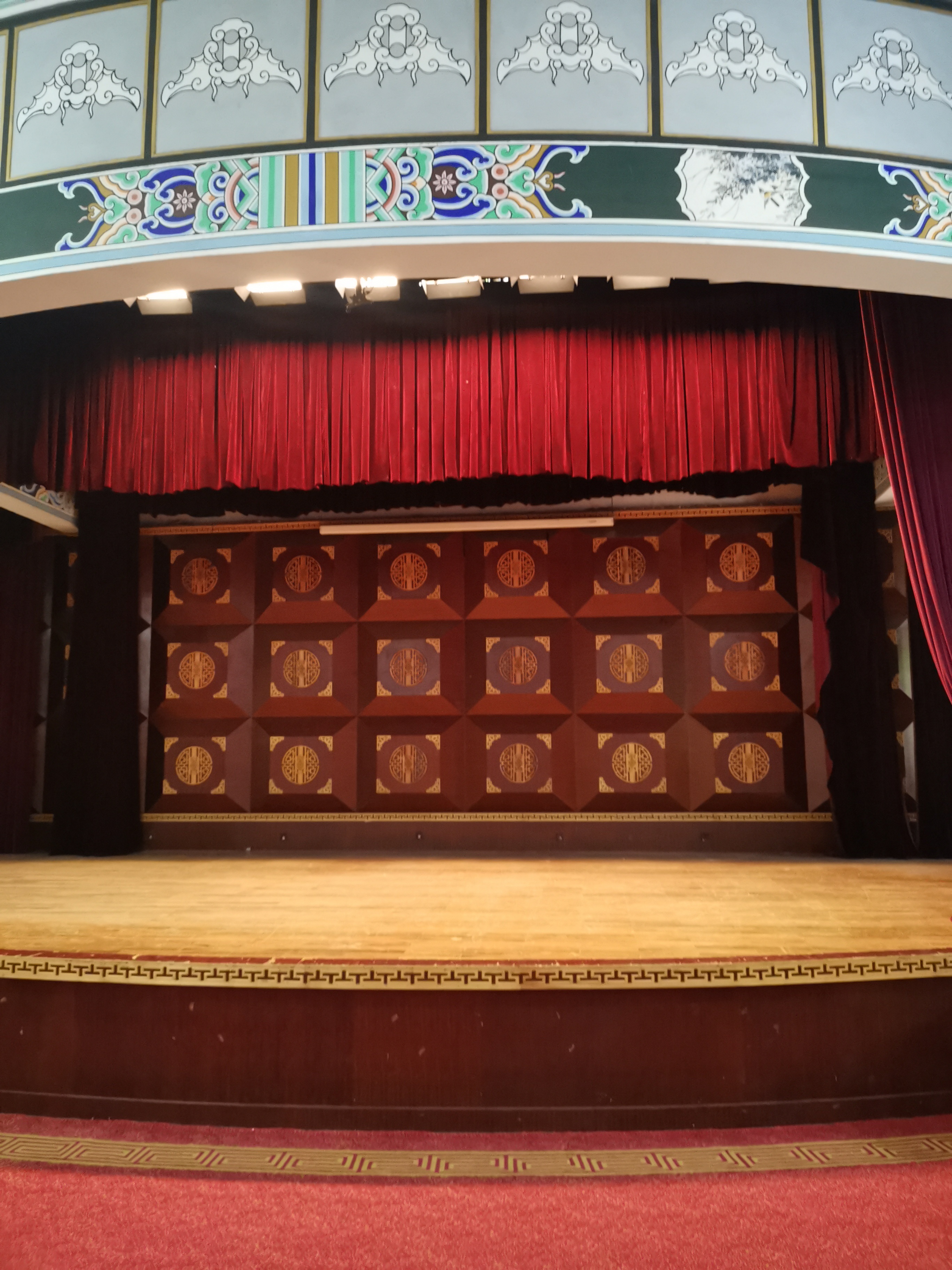 1946年7月15日，闻一多发表《最后一次讲演》的昆明云南大学“至公堂”和堂内的