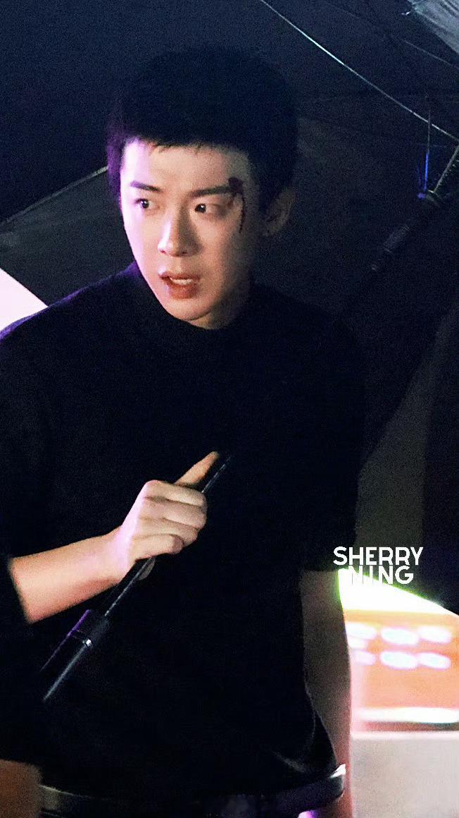 原原不会只有额头挂彩吧，肩膀和肚子没事吧？有没有疗伤镜头可以蹲蹲？[偷乐][偷乐