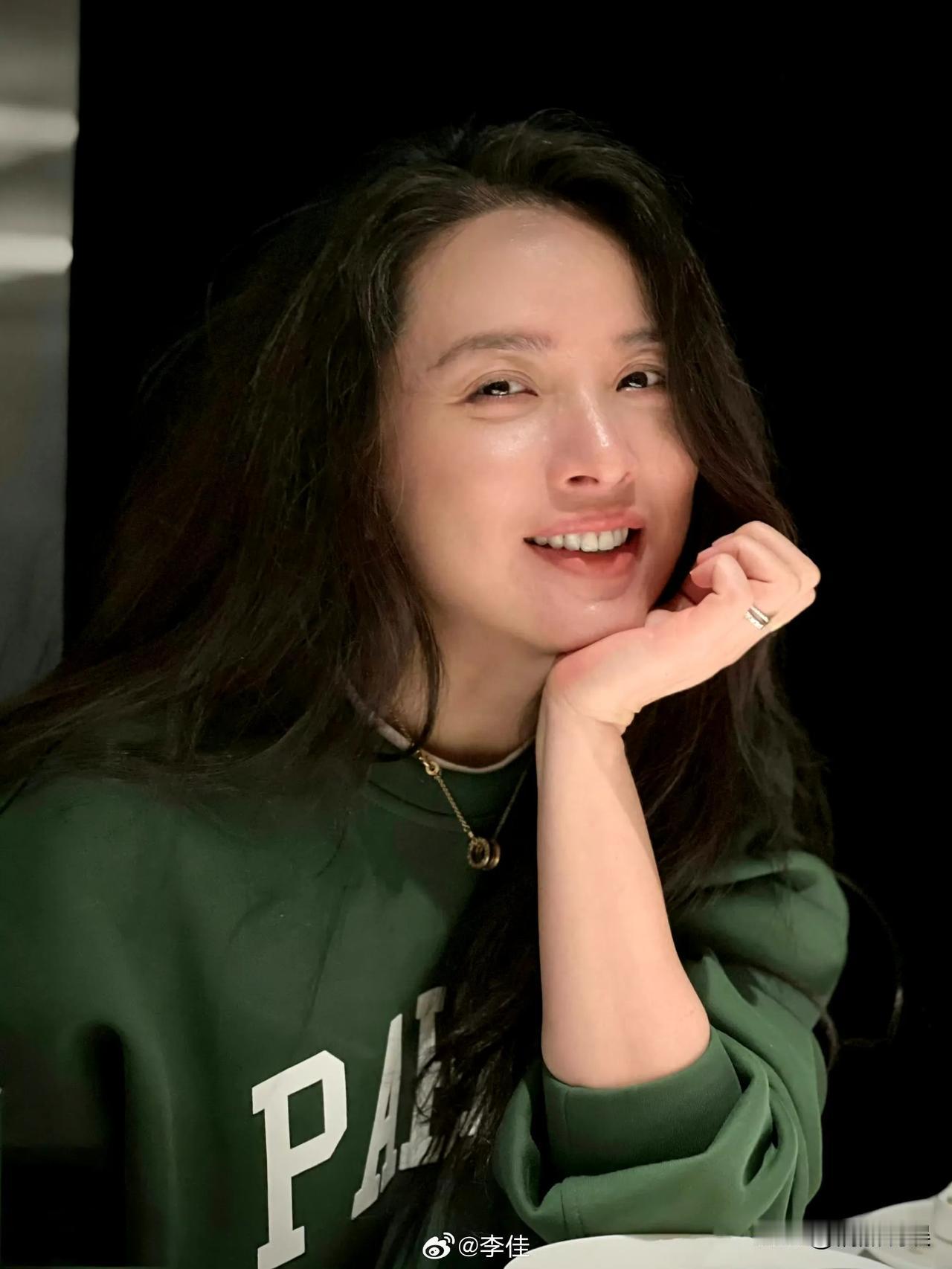 看靳东老婆李佳48岁生日当天晒自己的素颜照，我的容貌焦虑缓解了不少！
照片中她，