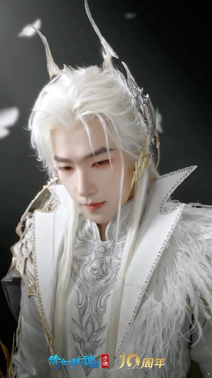 杨洋洗把脸就来出cos了杨洋给cos圈一点小小的震撼此男的权威无需多言，就这样盯