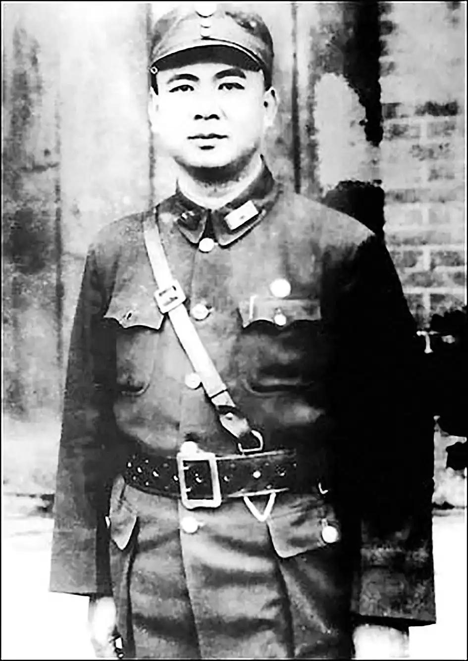 他被人抬上刑场时，早已病入膏肓、连起身都做不到，可蒋介石仍冷酷下令：