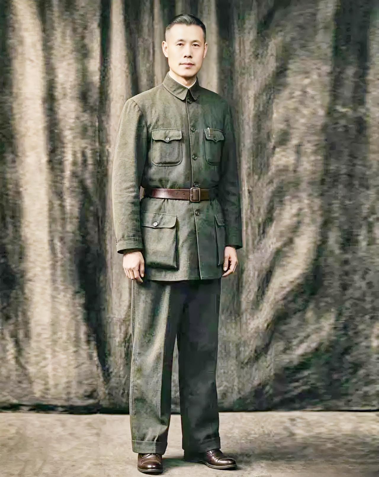 他的父亲与蒋介石是保定陆军速成学堂的同窗。
       1946年，蒋介石以校