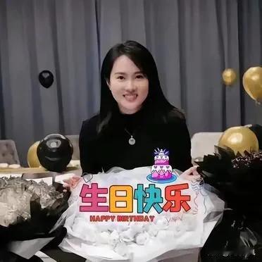 婵宝温馨献礼，为陈教练庆生，亲手为教练戴上生日的璀璨桂冠，那一刻，喜悦与温馨交织