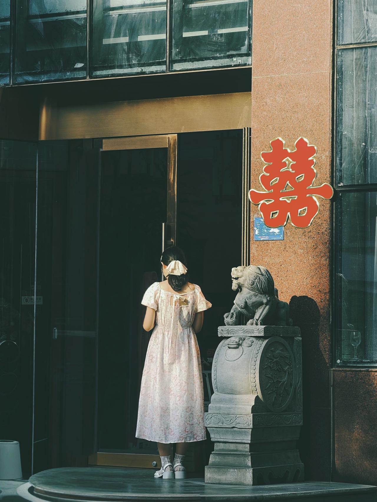 等一场人间喜事。人生不必强求圆满，不必困于旁人眼光，半生方知烦恼皆执念，凡事不妨