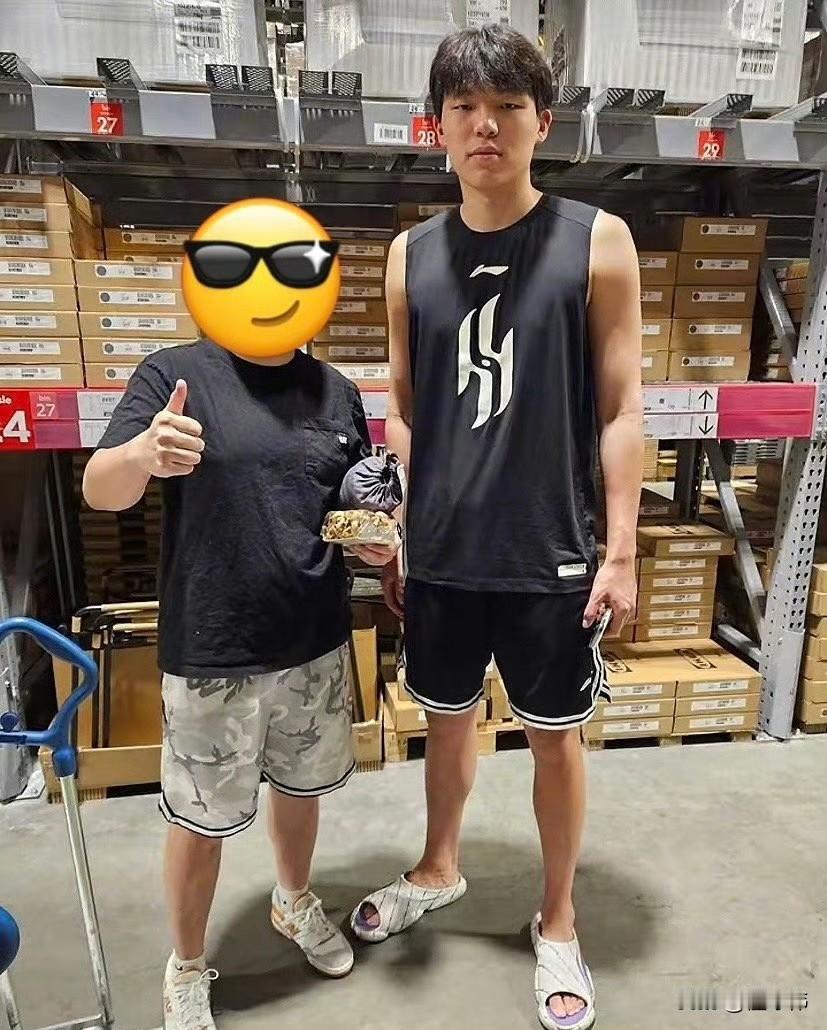 很随和！有球迷在波特兰商场偶遇杨瀚森，与其合影留念！

球迷表示，杨瀚森非常随和