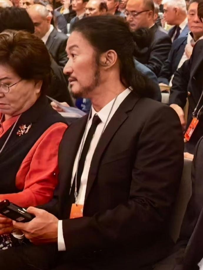 我天呐这是吴京！  这是镖人里的形象吗 ​​​
