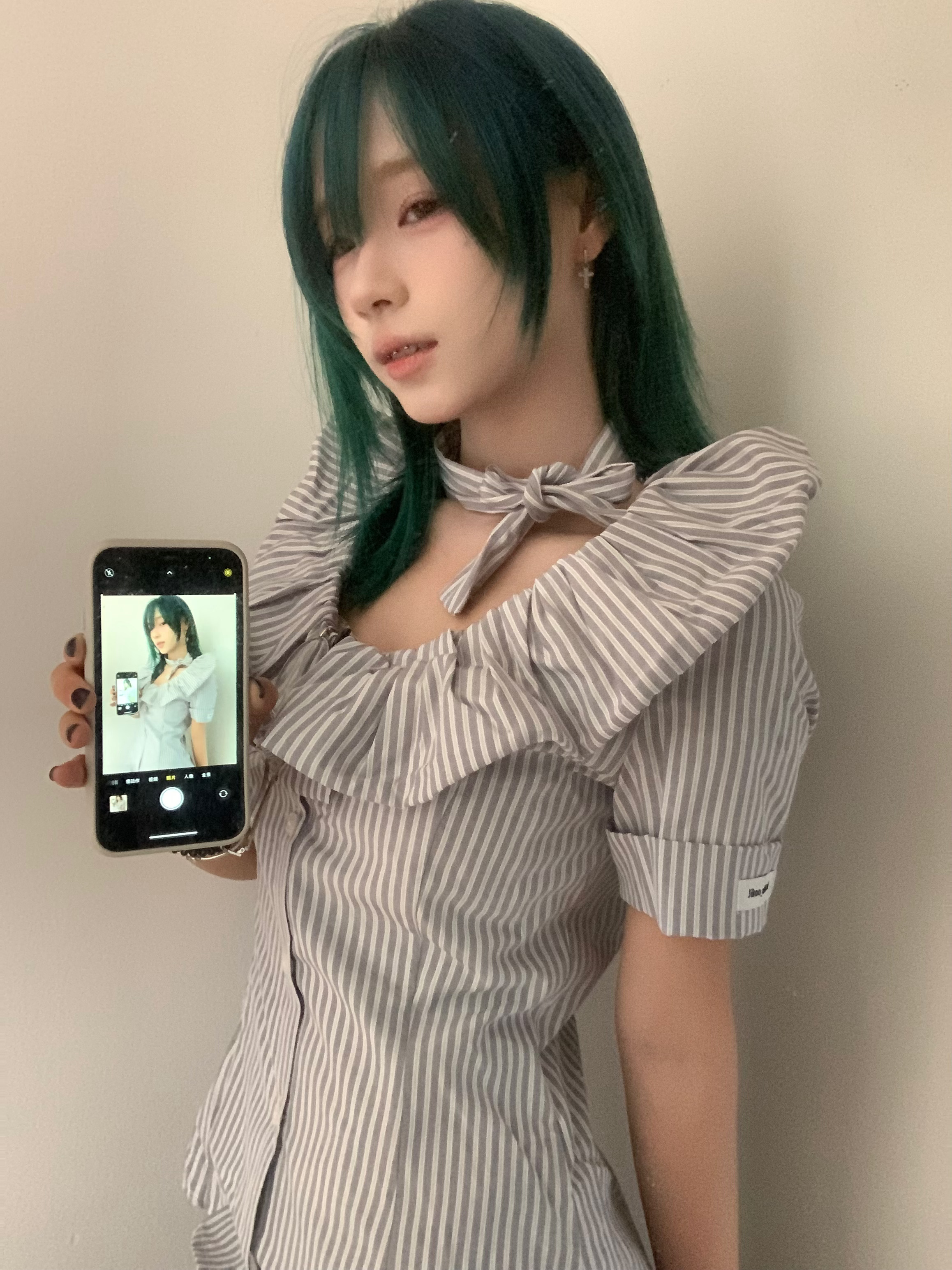 姐味十足这一件衬衣真的很御 我看的第一眼就觉得很适合朋友 所以接了这个推广打算拍
