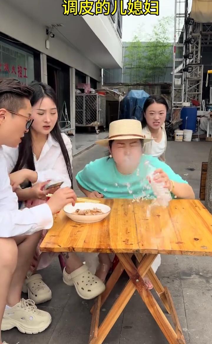 调皮的儿媳妇。
儿媳妇，婆婆。