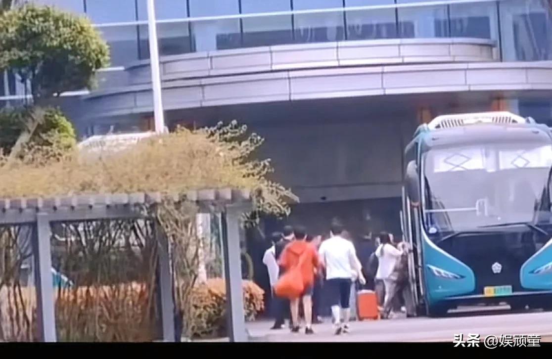 3月27日，国乒出发参加澳门世界杯，林诗栋上训的时候，与队友王艺迪碰面！
林诗栋