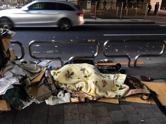 日本正面临一种新型贫困的蔓延：隐形无家可归者。他们大多为年轻人，依靠智能手机寻找