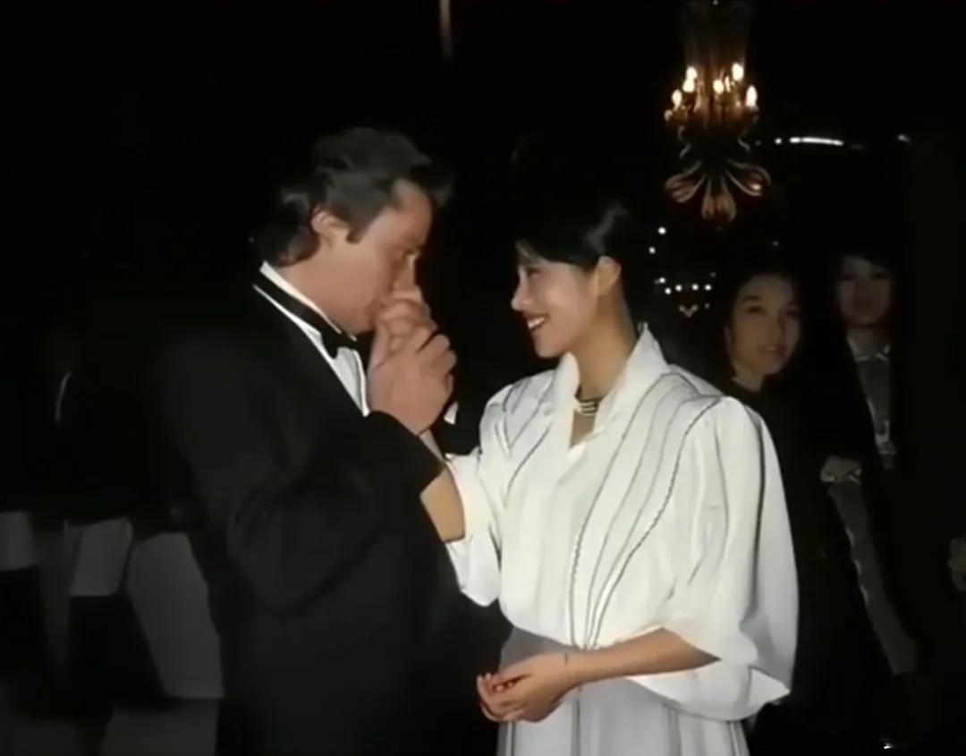 1987年阿兰德龙向中国女演员李凤绪求婚，阿兰德龙曾应邀来中国访问，在北京一家西