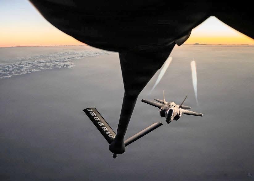 与KC135进行空中加油的肥电A，摄于4月初的中东地区。随着暂时停火双方也可以休