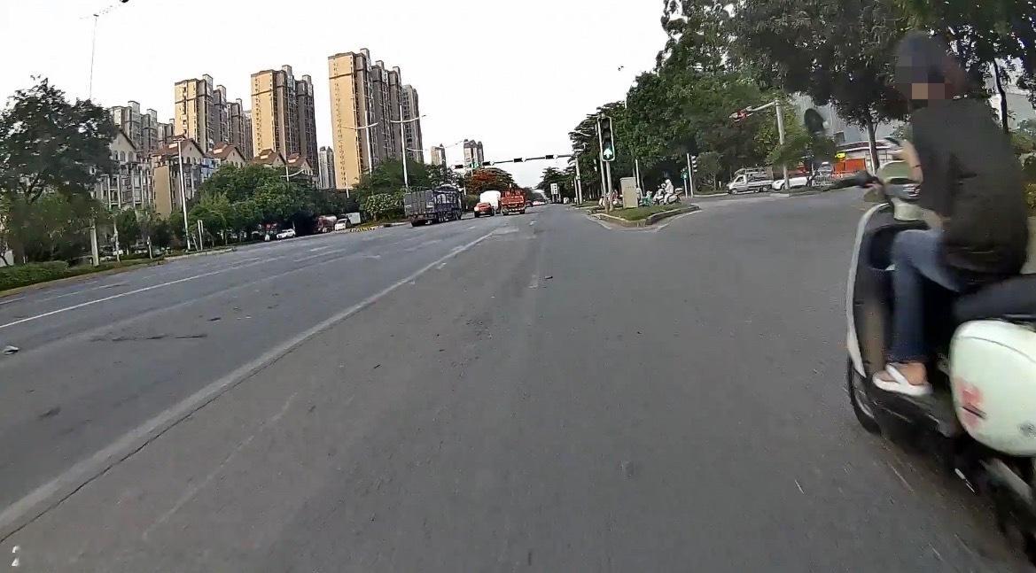 5月12日，玉林二环北路女子边玩手机边骑电车。你们平时看见过这种吗？！ 玉林