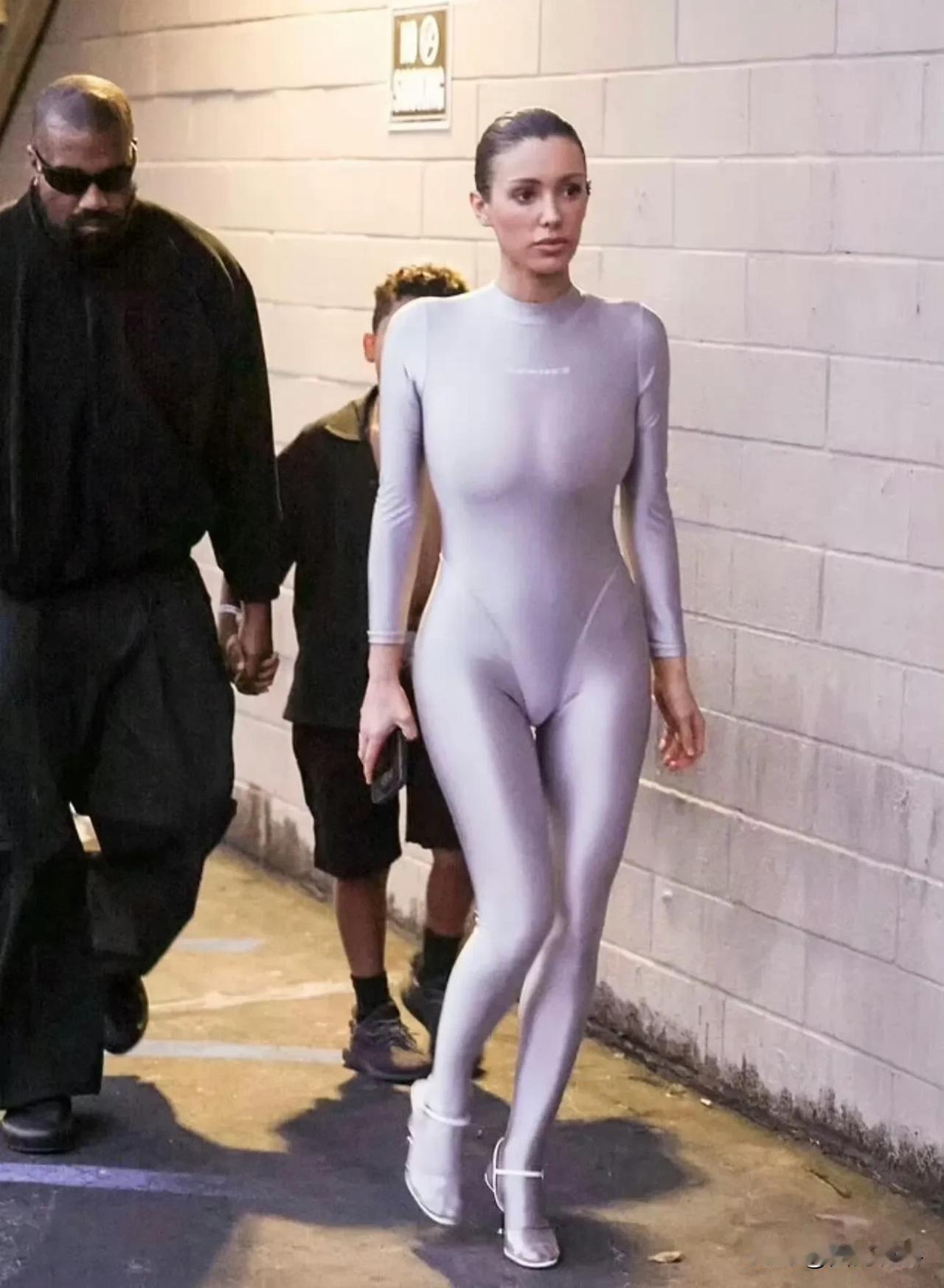 侃爷和媳妇带孩子们一起过复活节！

在孩子面前穿多点这次确实裹得严严实实[笑哭]