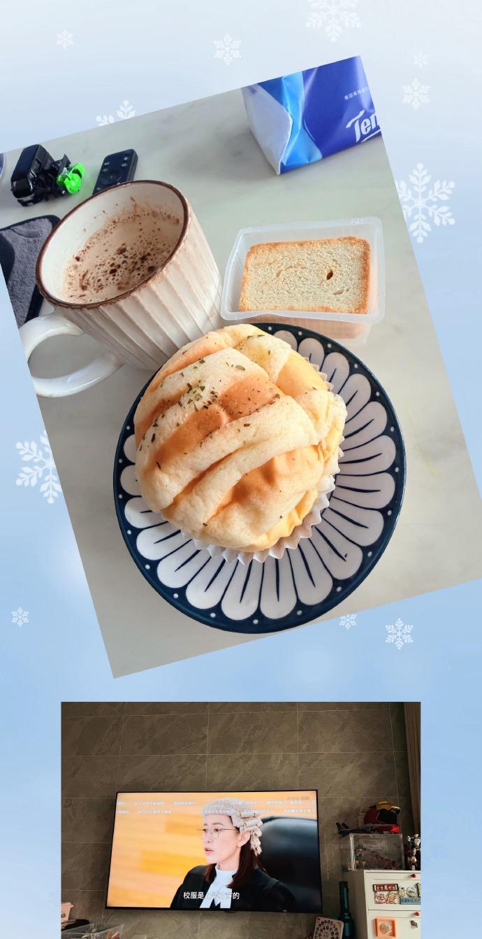 终于把神兽送去上学啦，这一刻空气都变甜了～回到家立刻开启能量补给模式，窝在沙发上