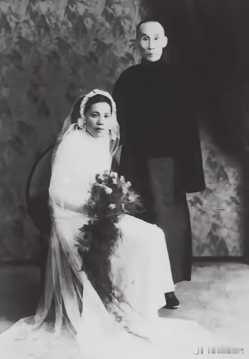 1932年，19岁学霸校花张晓芳，在母亲的强制下，嫁给52岁已婚富豪。她强忍泪水