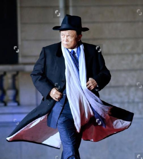 帮派大佬？麻生太郎的这身打扮有点眼熟，想了半天，这不是上海滩的造型吗?
他的帽子