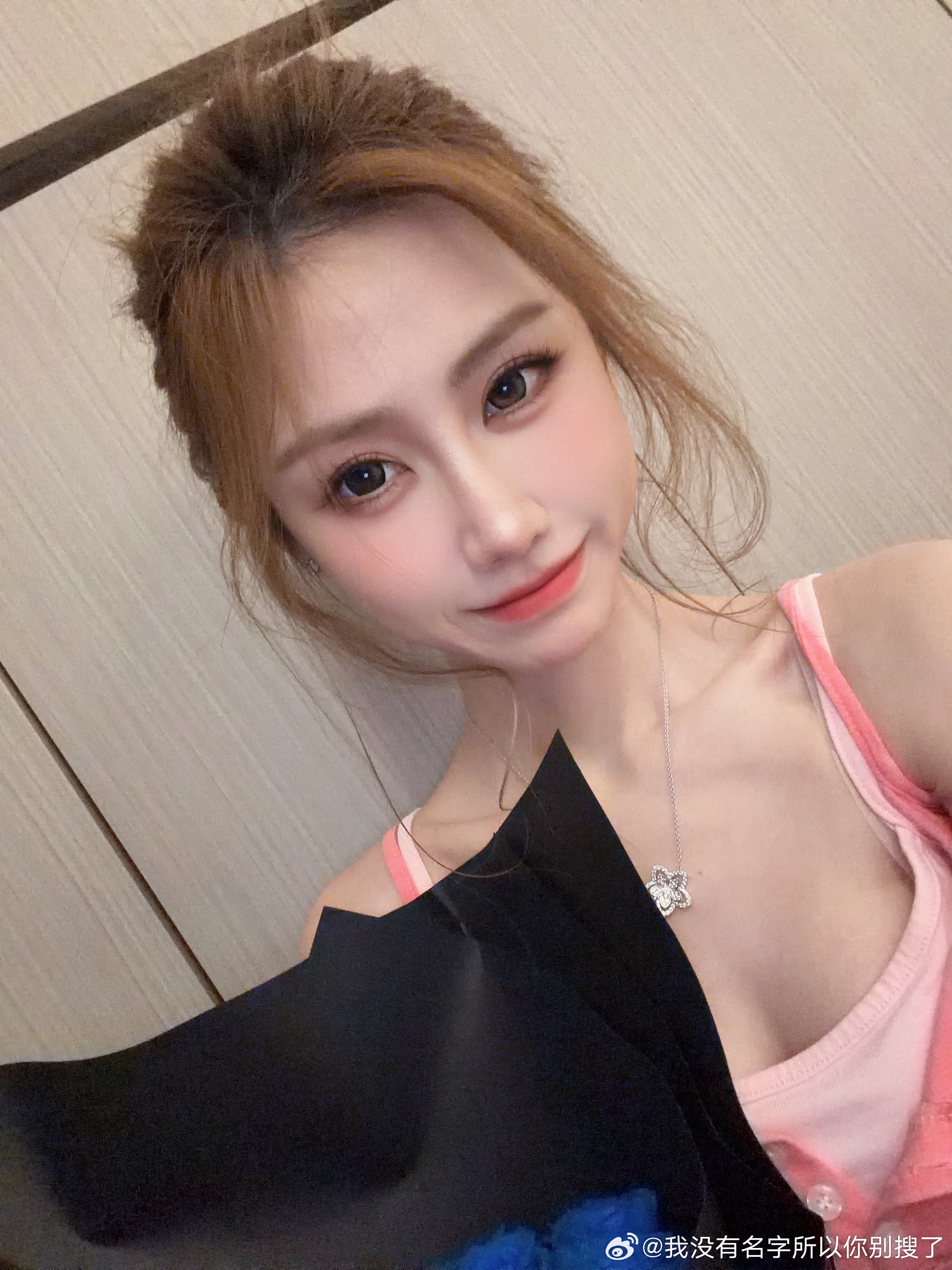 这次换了个新的妆容 上次忘记发了！猫系眼线 很喜欢！！！ ​​​