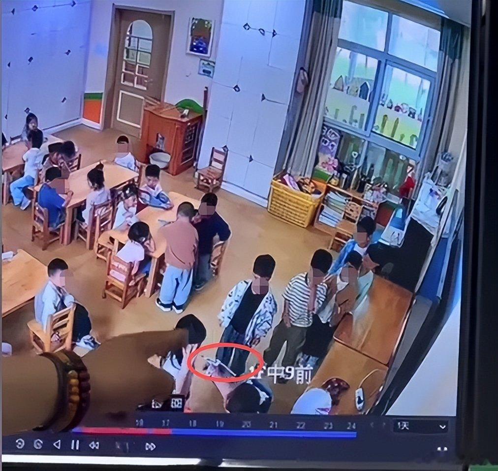 多名幼儿园小朋友被老师用热熔胶烫伤丰县机关第二幼儿园实验分园，中班陈姓女老师 。