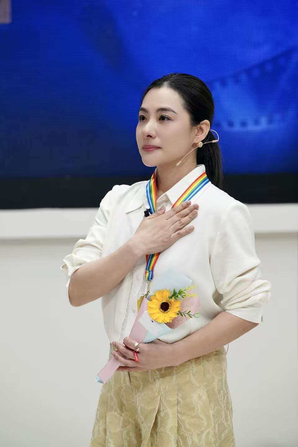 刘璇奖牌带上那一刻真绷不住了谁还记得悉尼奥运会从平衡木上跳下稳稳落地的冠军刘璇！