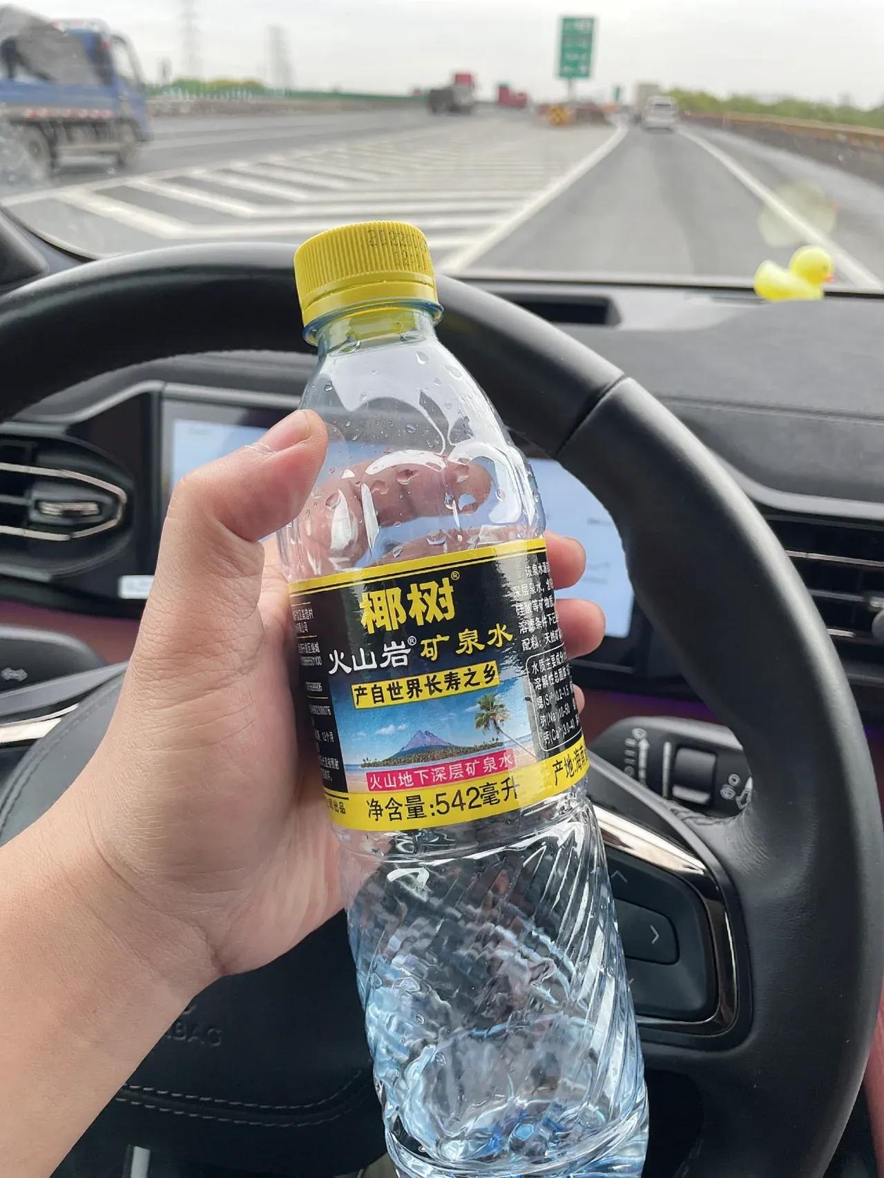 这水为啥这么贵？150元/箱，喝了能长寿？
产自世界长寿之乡海南岛澄迈，火山岩矿