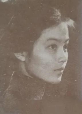 年轻时的潘虹 黄梅莹
好像都是上海人
一部《人到中年》谁演都会红，潘虹戏运更好