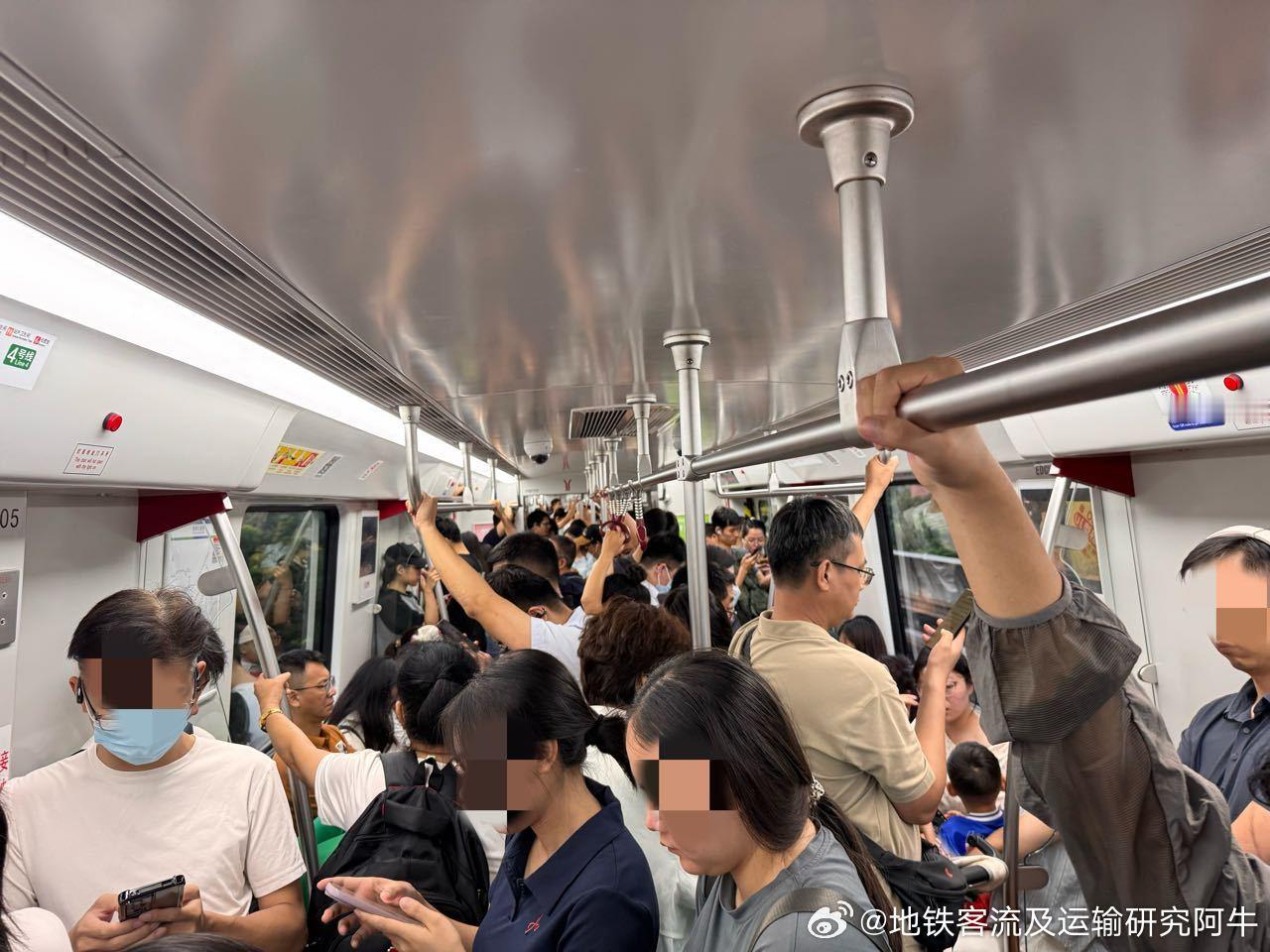 广州地铁网友：2026年7月3日（周五）广州地铁晚高峰客流画面投稿。图1为18: