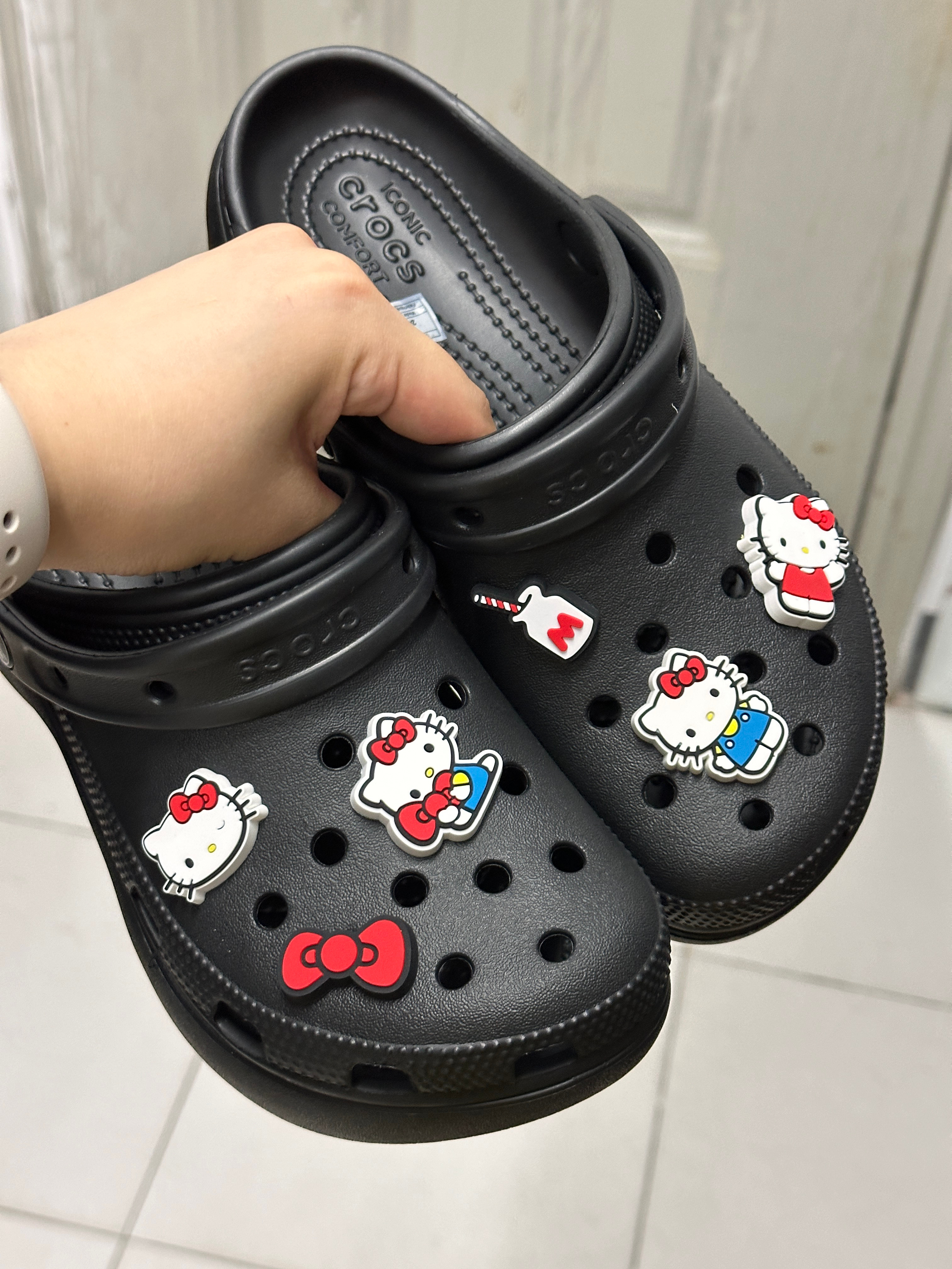 重发一条今天的！俺的鞋花真可爱！！晚上小🐱拿来的开心果和薄荷猛犸包，“我们的面