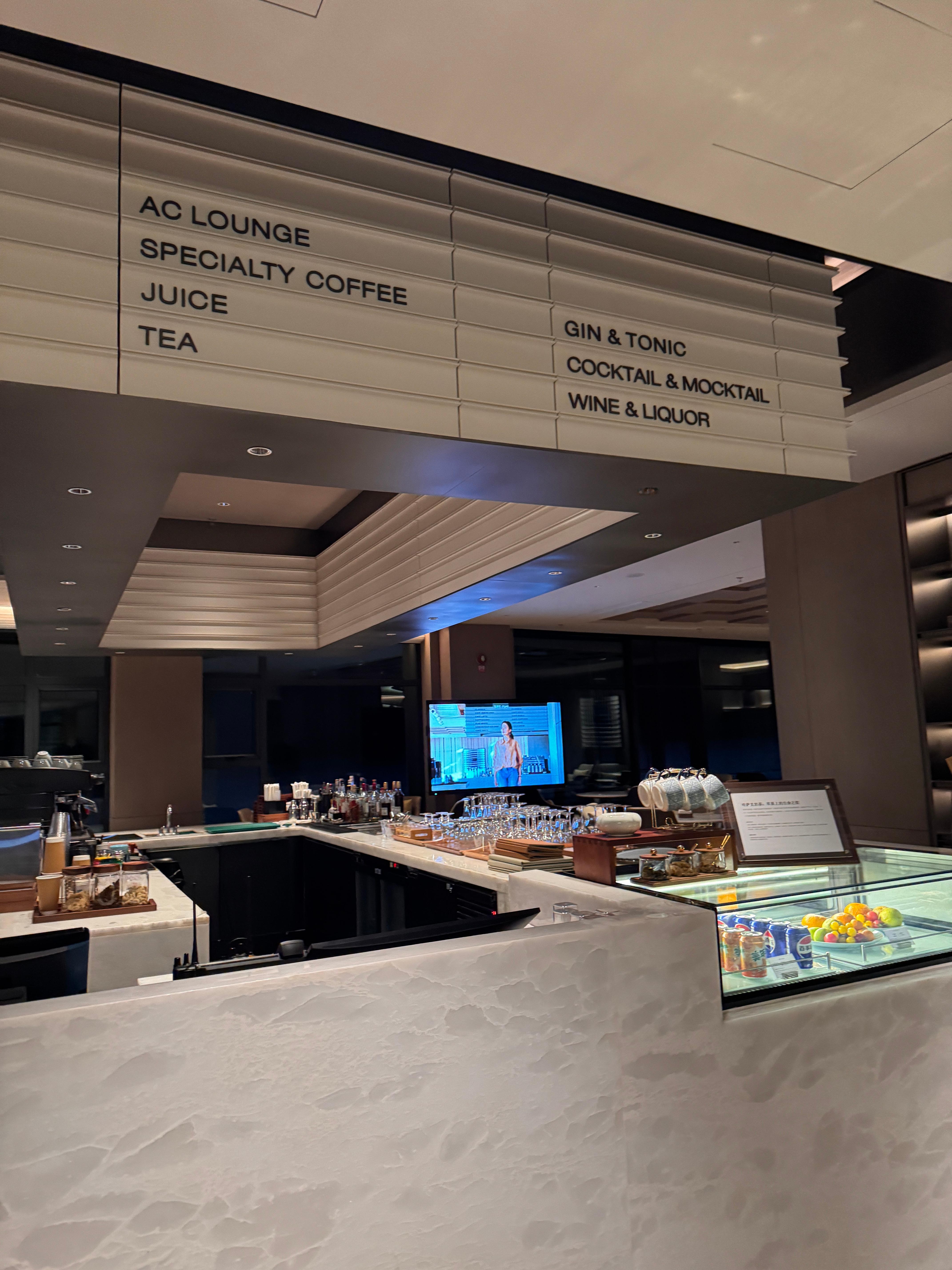 睡眠不足又要早起太痛苦了。要不是因为今天必须得拍摄，我高低得喝个早酒。 