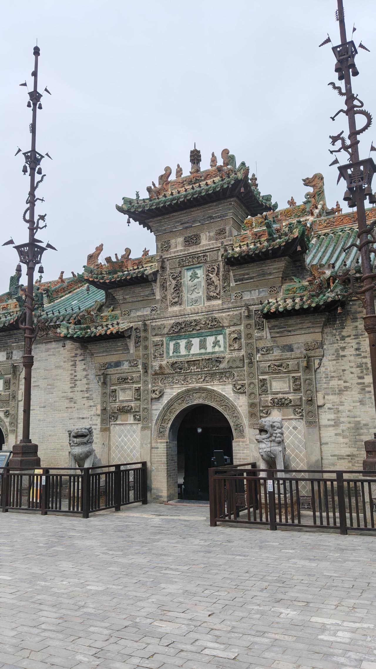 我是挣扎了好久
​才爬起来去垫垫肚子
​不是有多累
​而是在去和留之间
​自己跟