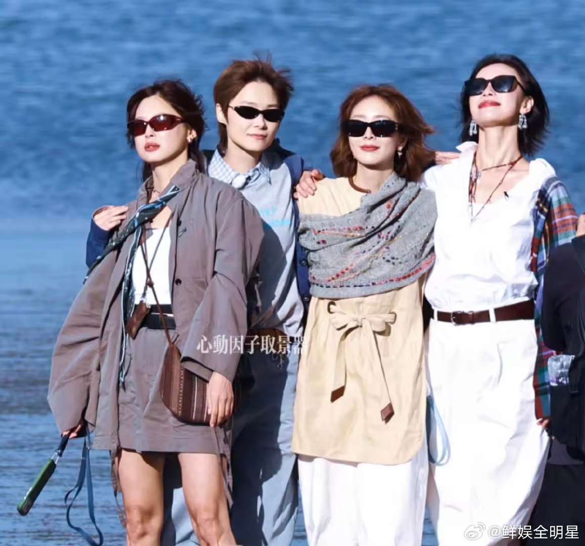 辛芷蕾倪妮给对方洗头发辛芷蕾倪妮露天洗头向野的我们短发真的太适配这场野外体验，辛