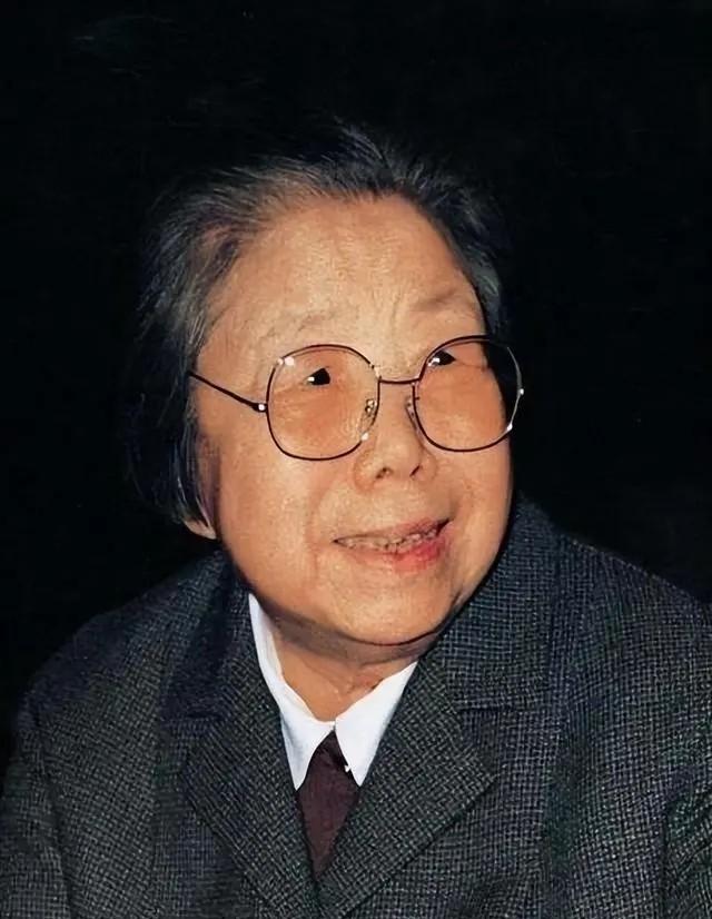 1984年，邓颖超80岁生日时，宋美龄专门托人送来一只水晶兔，邓颖超看到后潸然落