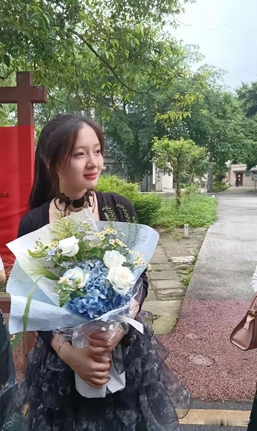 19岁的独生女儿，说没就没了。

在泸州做了十五年地板生意的胡守玉，五百平旗舰店