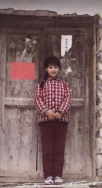 哎哟，哎哟，这个小可爱是谁呢？你出来看看一个跟你长得一样嘛！ 