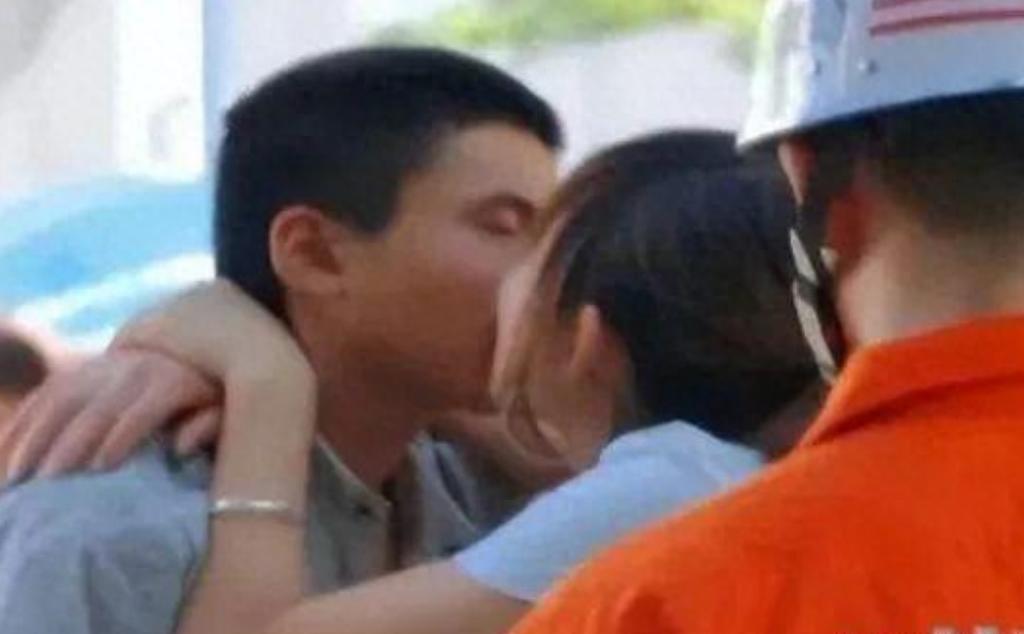 2011年，深圳一名才16岁的男孩欲跳桥自杀，被一名过路的19岁女孩看到，她上去
