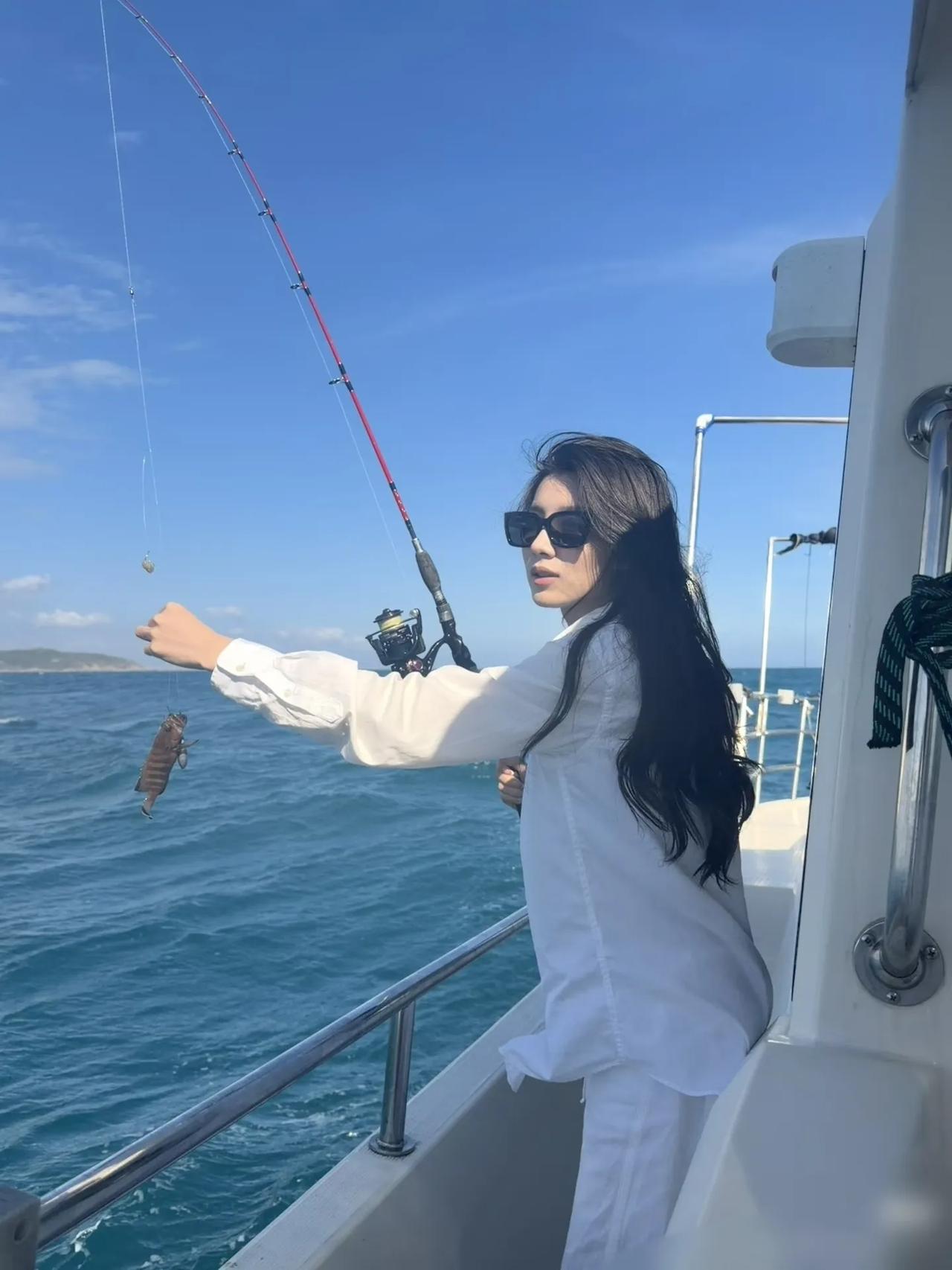 海上钓鱼的悠闲时光，阳光下的美好瞬间