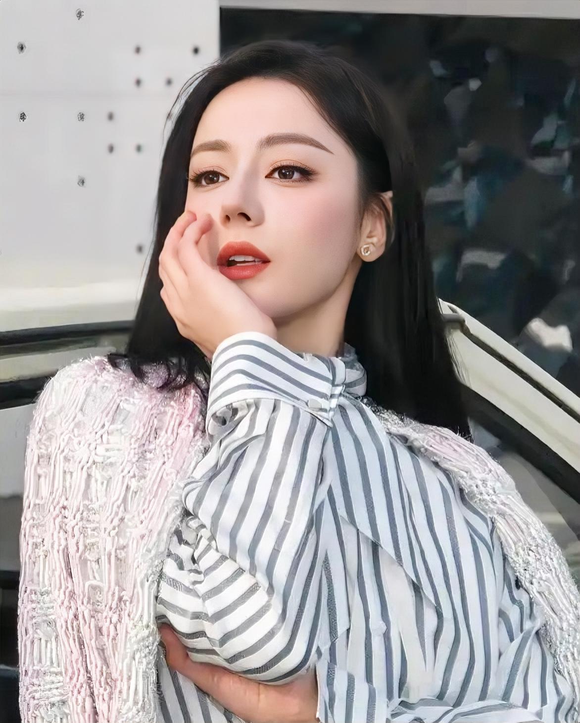 迪丽热巴，1992年出生于新疆乌鲁木齐，维吾尔族，中国内地女演员。毕业于上海戏剧