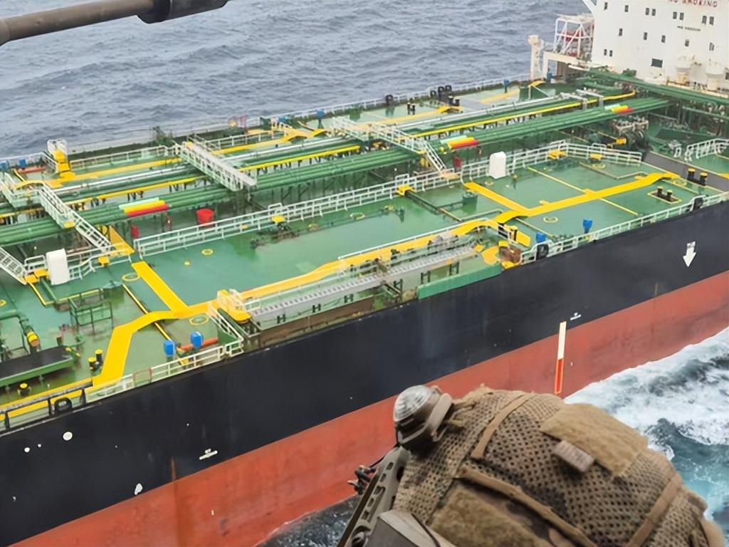 法英公海扣押俄油轮，俄称海盗直升机在海风里低空盘旋，绳索抛下，士兵落在甲板上，这
