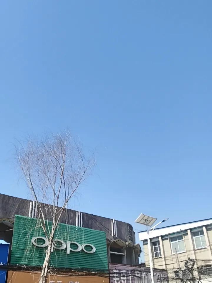 比一比看谁的天空更蓝，这是我拍的，晒晒你拍的好吗？