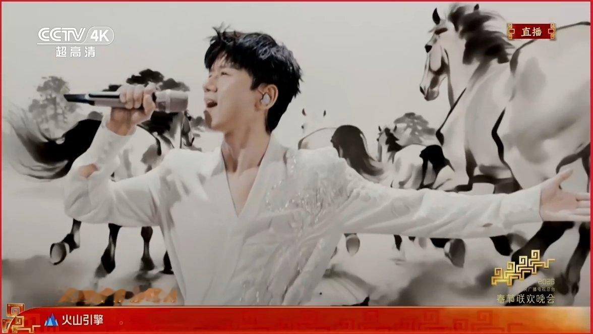 张杰春晚独唱 张杰！春晚的神！！！那个摸马的瞬间我鸡皮疙瘩都起来了，张杰和这首歌