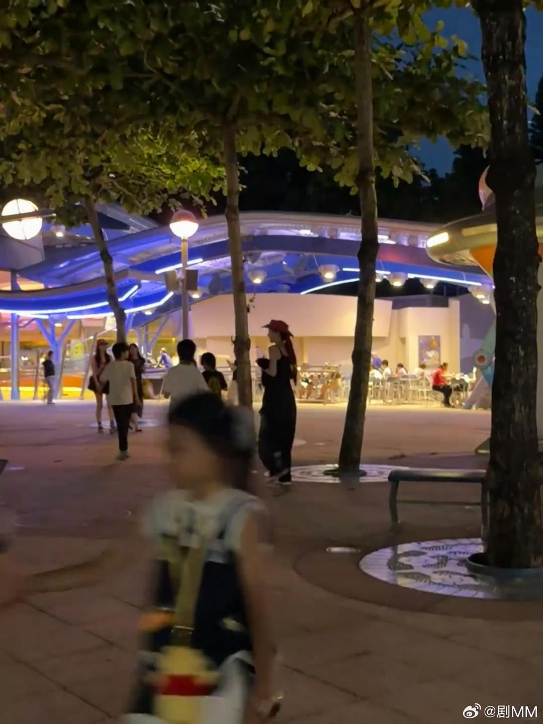 偶遇Angelababy带小海绵逛迪士尼9岁小海绵都这么大了偶遇Angelaba